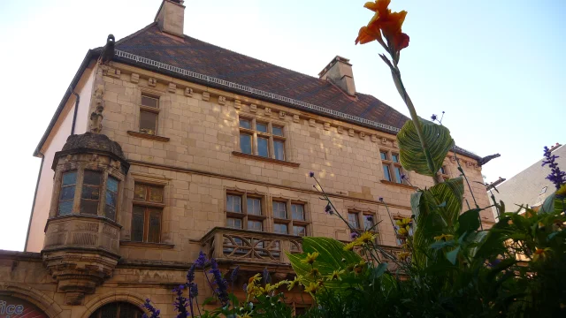 Vue sur une maison de caractère - Patrimoine de la ville thermale de Luxeuil-les-Bains à découvrir au fil des rues en suivant le circuit balisé - Vosges du Sud