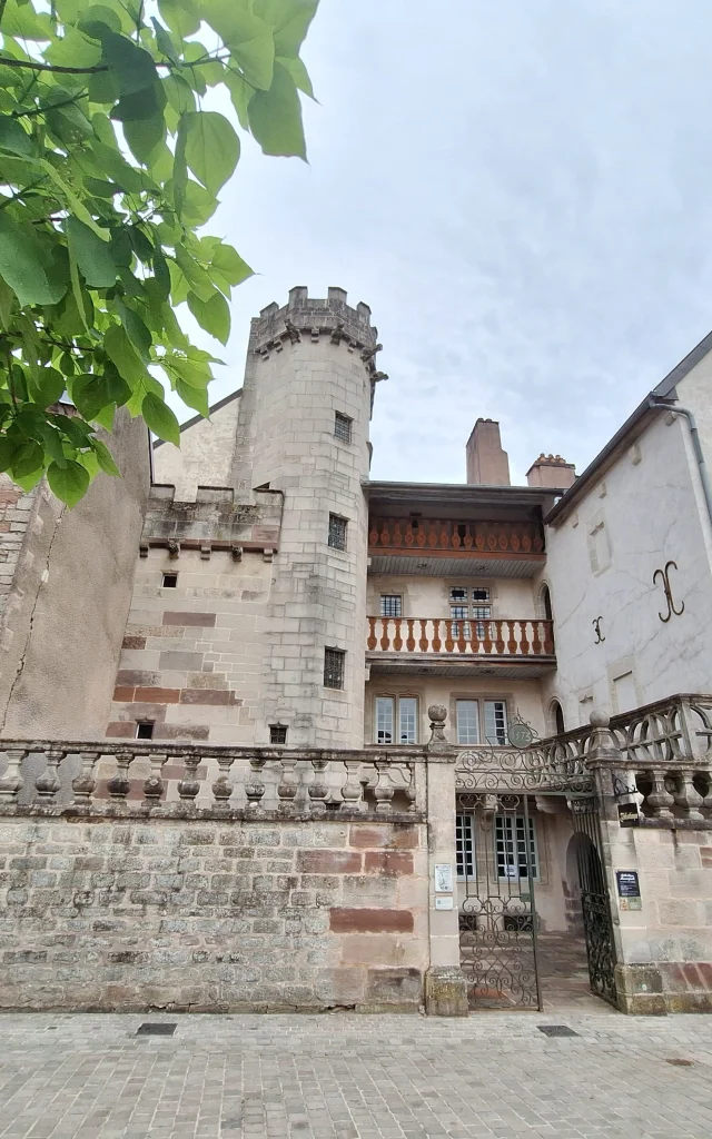 Vue sur une maison de caractère - Patrimoine de la ville thermale de Luxeuil-les-Bains à découvrir au fil des rues en suivant le circuit balisé - Vosges du Sud