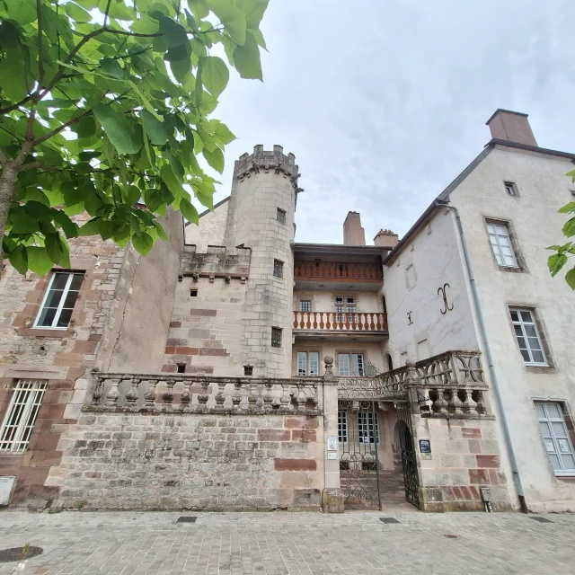 Vue sur une maison de caractère - Patrimoine de la ville thermale de Luxeuil-les-Bains à découvrir au fil des rues en suivant le circuit balisé - Vosges du Sud