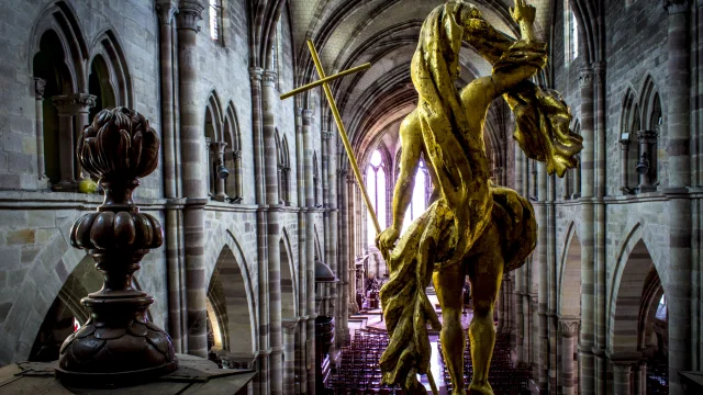 Vue d'ensemble sur l’intérieur de la basilique Saint-Pierre de Luxeuil-les-Bains, ancienne église abbatiale du monastère bénédictin Saint Colomban - Vosges du Sud