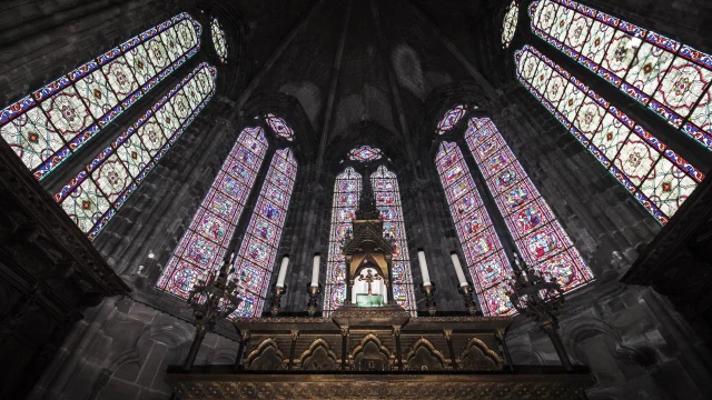 Vue sur l'autel et les vitraux de la basilique Saint-Pierre de Luxeuil-les-Bains, ancienne église abbatiale du monastère bénédictin Saint Colomban - Vosges du Sud