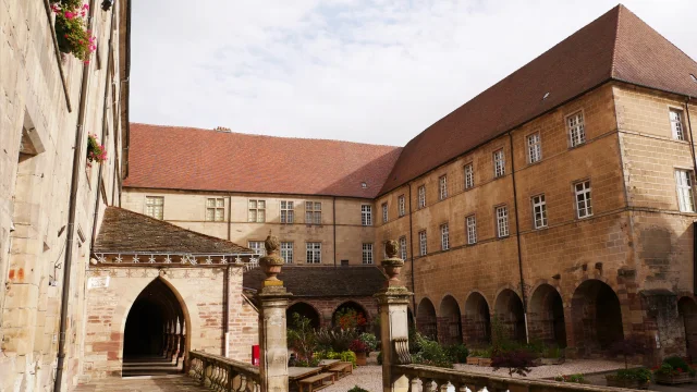 Vue d'ensemble du cloître en grès rose des Vosges de l'abbaye de Luxeuil-les-Bains - Vosges du Sud